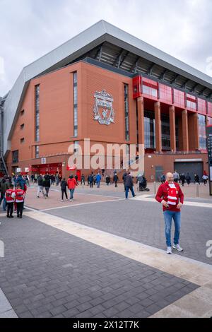 Fans le jour du match au stade du Liverpool FC à Anfield, Liverpool Banque D'Images