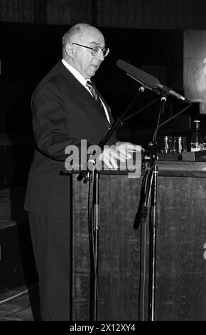 Le poète autrichien Erich Fried a été honoré par une célébration dans la salle de concert viennoise le 29 avril 1986. Avec ses poèmes politiques, il provoquait toujours les gens. Il était également célèbre pour ses poèmes d'amour et un traducteur de Shakespeare. Sur la photo : le poète autrichien Ernst Jandl pendant son discours. - 19860429 PD0026 - Rechteinfo : droits gérés (RM) Banque D'Images