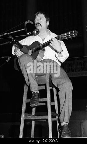 Le poète autrichien Erich Fried a été honoré par une célébration dans la salle de concert viennoise le 29 avril 1986. Avec ses poèmes politiques, il provoquait toujours les gens. Il était également célèbre pour ses poèmes d'amour et un traducteur de Shakespeare. Sur la photo : le chanteur-compositeur allemand Wolf Biermann a joué pendant la célébration. - 19860429 PD0015 - Rechteinfo : droits gérés (RM) Banque D'Images