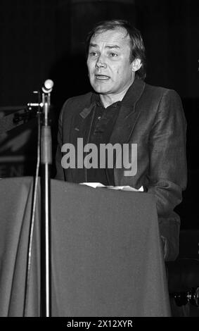 Le poète autrichien Erich Fried a été honoré par une célébration dans la salle de concert viennoise le 29 avril 1986. Avec ses poèmes politiques, il provoquait toujours les gens. Il était également célèbre pour ses poèmes d'amour et un traducteur de Shakespeare. Sur la photo Klaus Maria Brandauer tenant un discours. - 19860429 PD0025 - Rechteinfo : droits gérés (RM) Banque D'Images