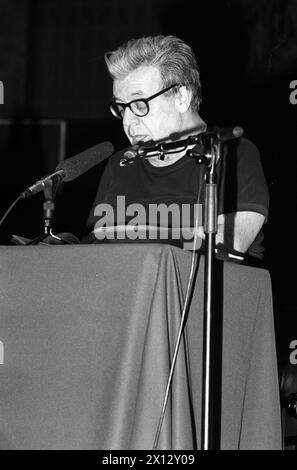 Le poète autrichien Erich Fried a été honoré par une célébration dans la salle de concert viennoise le 29 avril 1986. Avec ses poèmes politiques, il provoquait toujours les gens. Il était également célèbre pour ses poèmes d'amour et un traducteur de Shakespeare. - 19860429 PD0023 - Rechteinfo : droits gérés (RM) Banque D'Images