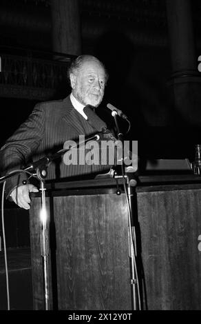 Le poète autrichien Erich Fried a été honoré par une célébration dans la salle de concert viennoise le 29 avril 1986. Avec ses poèmes politiques, il provoquait toujours les gens. Il était également célèbre pour ses poèmes d'amour et un traducteur de Shakespeare. Dans la photo : l'ancien chancelier fédéral Bruno Kreisky pendant son discours. - 19860429 PD0028 - Rechteinfo : droits gérés (RM) Banque D'Images