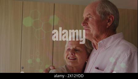Image du traitement des données sur un couple caucasien senior souriant Banque D'Images