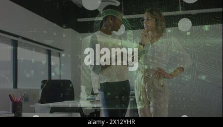 Image du traitement des données avec icône de cadenas sur divers hommes d'affaires au bureau. Commerce mondial, informatique et concept d'interface numérique numériquement Banque D'Images