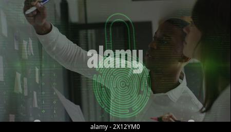 Image du traitement des données avec icône de cadenas sur divers hommes d'affaires au bureau Banque D'Images