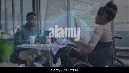 Image du traitement des données avec icône de cadenas sur divers hommes d'affaires au bureau. Commerce mondial, informatique et concept d'interface numérique numériquement Banque D'Images