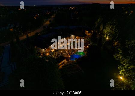 Découvrez l'attrait des maisons de luxe à des millions de dollars dans des paysages crépusculaires captivants. Explorez les superbes jardins et jardins sous la nuit Banque D'Images