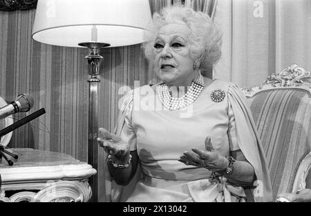 Barbara Cartland (86), auteur BEST-seller et belle-mère de Lady Diana, la princesse de Galles, a visité Vienne le 22 septembre 1986. Photo : MRS Cartland lors d'une conférence de presse dans le célèbre hôtel Sacher de Vienne. - 19860922 PD0008 - Rechteinfo : droits gérés (RM) Banque D'Images