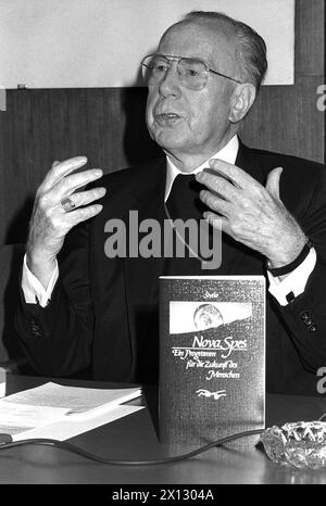 Vienne le 19 septembre 1986 : le Cardinal Franz Koenig présente son livre 'Nova Spes - Un futur programme de l'humanité'. Il a demandé un meilleur dialogue entre religion et science. - 19860919 PD0011 - Rechteinfo : droits gérés (RM) Banque D'Images