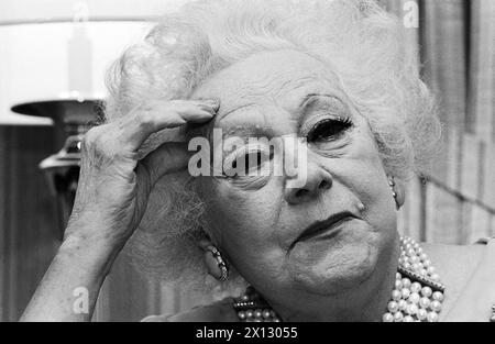 Barbara Cartland (86), auteur BEST-seller et belle-mère de Lady Diana, la princesse de Galles, a visité Vienne le 22 septembre 1986. Photo : MRS Cartland lors d'une conférence de presse dans le célèbre hôtel Sacher de Vienne. - 19860922 PD0009 - Rechteinfo : droits gérés (RM) Banque D'Images