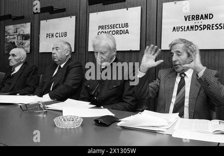 La photo du 6 octobre 1986 montre une conférence de presse sur le 2ème sommet mondial des anciens combattants, résistants et victimes de guerre qui a eu lieu à Vienne du 1er au 3 décembre 1986. (l-) : Ludwig Soswinski, président de l'union des camps de concentration, Friedrich Karrer, président de l'union autrichienne des victimes de guerre, Karl Schwarzl, président de l'union styrienne des victimes de guerre et Oskar Wiesflecker, président de l'union des camps de concentration. - 19861006 PD0010 - Rechteinfo : droits gérés (RM) Banque D'Images