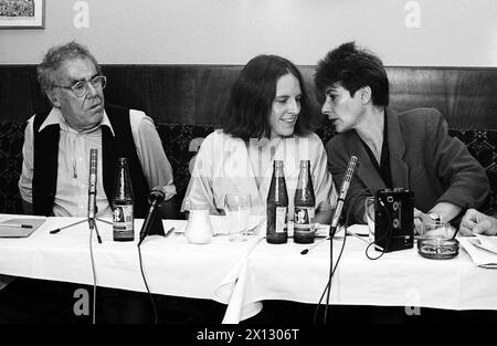 La photo du 9 octobre 1986 montre (de gauche à droite) Guenther Nenning, Andrea Komlosy et Erica Fischer de la section viennoise du Parti vert autrichien lors d'une conférence de presse à Vienne. Komlosy, première candidate pour les prochaines élections, s'est dite confiante de créer une candidature commune avec Freda Meissner-Blau pour les élections à Vienne. - 19861009 PD0006 - Rechteinfo : droits gérés (RM) Banque D'Images