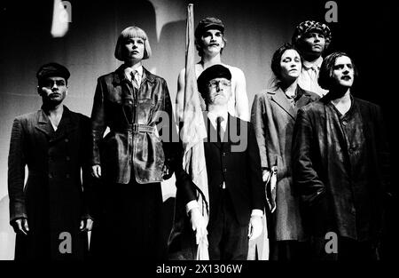 La photo du 9 octobre 1986 montre une scène de la pièce de Bert Brecht 'la mère' mise en scène au Burgtheater de Vienne. Hansa Czypionka : Iwan Wassowtschikow, Julia von Sell : Mascha Chalatowa, Hans Dieter Knebel : Smilgin, Ulrich Wesselmann : Anton Rybin, Lore Brunner : Pelagea Vlassova, Otto Kukla : Pawel Wlassow et Thomas Wolff : Andrej Nachodka. - 19861006 PD0007 - Rechteinfo : droits gérés (RM) Banque D'Images