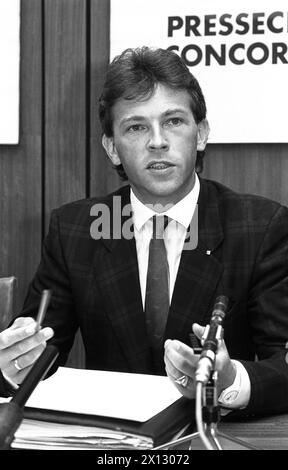 Joerg Haider, Président fédéral du FPOE, lors d'une conférence de presse à Vienne le 26 septembre 1986. Il a annoncé qu'il préférerait le rôle de l'opposition pour son parti. - 19860926 PD0009 - Rechteinfo : droits gérés (RM) Banque D'Images