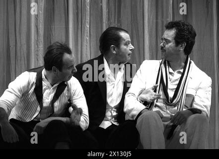 La photo prise le 16 décembre 1986 montre une scène de la première de la "Comédie des erreurs" de Shakespeare dans le "Theater in der Josefstadt" de Vienne, avec les acteurs autrichiens Werner Friedl, Albert Rueprecht et Christian Futterknecht. - 19861216 PD0003 - Rechteinfo : droits gérés (RM) Banque D'Images