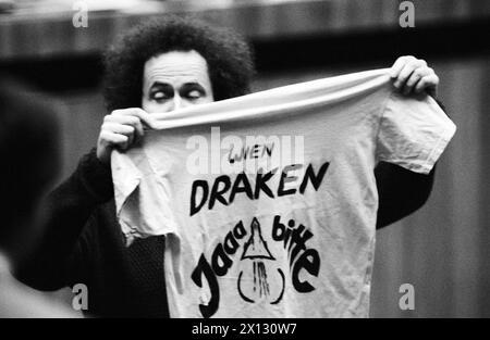 Le délégué Andreas Wabl du parti des Verts autrichiens a profité de la réunion du conseil national du 25 février 1987 pour une agitation contre les intercepteurs du type Draken. Image : Wabl présente un t-shirt double face utilisable : d'un côté se trouve 'Draken - oui s'il vous plaît', de l'autre 'Draken - non merci'. - 19870225 PD0003 - Rechteinfo : droits gérés (RM) Banque D'Images