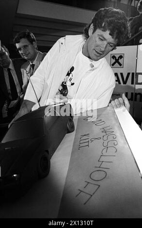 La photo prise le 4 avril 1987 à l'occasion de l'ouverture de la tournée autrichienne de David Hasselhoff à Vienne montre la star de la série télévisée 'Knightrider' regardant une tarte qui lui est dédiée et à sa voiture magique. - 19870404 PD0007 - Rechteinfo : droits gérés (RM) Banque D'Images