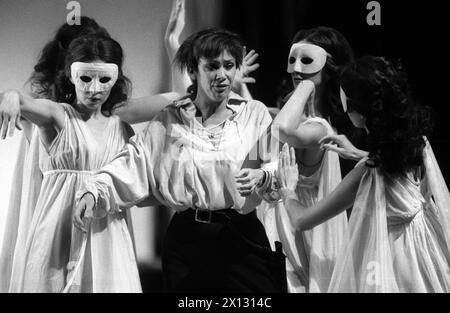 La photo prise le 13 avril 1987 à l'occasion de la première prochaine de la production de Siegfried Matthus 'Die Weise von Liebe und Tod des cornets Christoph Rilke' au Volksoper viennois et montre Claudia Eder comme 'Cornet' parmi les membres du ballet du Volksoper. - 19870413 PD0004 - Rechteinfo : droits gérés (RM) Banque D'Images