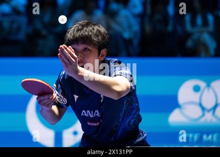 Macao, Chine. 15 avril 2024. Harimoto Tomokazu, du Japon, sert lors du match en simple masculin contre Andre Gaccini, de Croatie, au WTT Champions Macao 2024 au Galaxy Macao à Macao, en Chine, le 15 avril 2024. Crédit : Cheong Kam Ka/Xinhua/Alamy Live News Banque D'Images