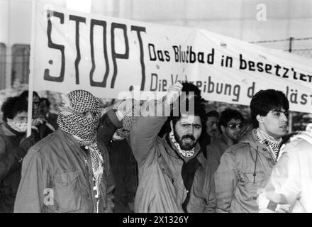 Vienne le 16 décembre 1987 : des représentants de l'Union des étudiants palestiniens et des étudiants arabes protestent devant la ville ONU de Vienne contre l'occupation d'Israël en territoire palestinien. - 19871216 PD0004 - Rechteinfo : droits gérés (RM) Banque D'Images