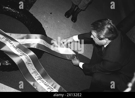 Le chancelier fédéral autrichien Franz Vranitzky dépose une couronne à la crypte du Burgtor extérieur à Vienne le 26 avril 1988. - 19880426 PD0006 - Rechteinfo : droits gérés (RM) Banque D'Images