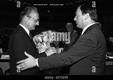 Vienne le 15 juin 1988 : le secrétaire central Rudolf Nuernberger est élu nouveau président du syndicat des métallurgistes. Sur la photo : Rudolf Nuerberger (à droite) et son prédécesseur Sepp Wille (à gauche). - 19880615 PD0009 - Rechteinfo : droits gérés (RM) Banque D'Images