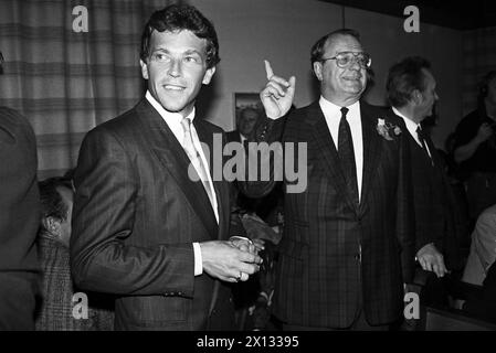 Moedling le 16 octobre 1988 : le FPOE célèbre ses sièges croissants et son entrée dans le gouvernement de basse-Autriche. Sur la photo (F.l.t.r.) : Joerg Haider, président fédéral du FPOE, et Harald Ofner, président du FPOE. - 19881017 PD0010 - Rechteinfo : droits gérés (RM) Banque D'Images