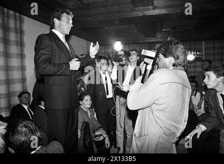 Moedling le 16 octobre 1988 : le FPOE célèbre ses sièges croissants et son entrée dans le gouvernement de basse-Autriche. Sur la photo (F.l.t.r.) : Joerg Haider, président fédéral du FPOE, entouré de journalistes. - 19881017 PD0014 - Rechteinfo : droits gérés (RM) Banque D'Images