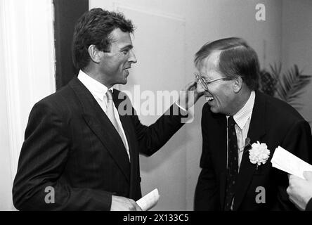 Moedling le 16 octobre 1988 : le FPOE célèbre ses sièges croissants et son entrée dans le gouvernement de basse-Autriche. Sur la photo (F.l.t.r.) : le président fédéral du FPOE Joerg Haider et le président du FPOE Harald Ofner. - 19881017 PD0012 - Rechteinfo : droits gérés (RM) Banque D'Images