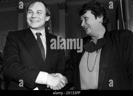 Klaus Maria Brandauer (g.) a reçu le titre de 'Kammerschauspieler' (acteur de chambre), par la ministre de l'éducation Hilde Hawlicek le 2 janvier 1989. - 19890102 PD0003 - Rechteinfo : droits gérés (RM) Banque D'Images