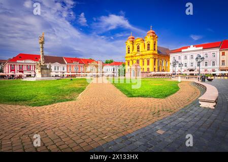 Timisoara, Roumanie. Belle lumière, journée ensoleillée dans le centre-ville d'Union Square, ville baroque de Banat historique. Banque D'Images