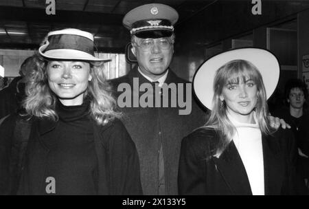 (f.l.t.r.) Sheree Wilson alias April, Larry Hagman alias J.R. et Cathy Podewell en tant que nouveaux RM Erwing - Starrings of the US-soap 'Dallas' - arrivent à l'aéroport de Vienne le 17 mars 1989. - 19890317 PD0005 - Rechteinfo : droits gérés (RM) Banque D'Images