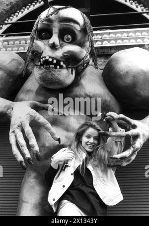 Une jeune femme s'amuse dans le Prater de Vienne, capturé le 23 mars 1989. - 19890323 PD0004 - Rechteinfo : droits gérés (RM) Banque D'Images