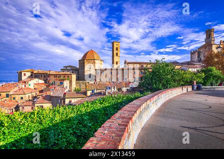 Volterra, Italie.. Vue panoramique de la ville toscane médiévale perchée sur une colline avec de vieilles maisons, des tours et des églises, Toscane. Banque D'Images