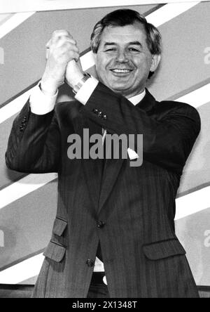 Vienne le 19 mai 1989 : avec 90,54%, le vice-chancelier fédéral Josef Riegler a été élu président du Parti populaire autrichien lors de la 27e convention de l'OEVP. - 19890519 PD0011 - Rechteinfo : droits gérés (RM) Banque D'Images