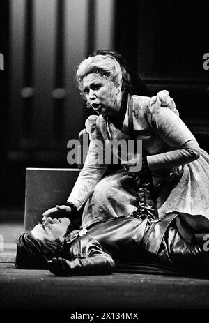 Vienne le 7 octobre 1989 : Nouvelle mise en scène de l'opéra 'Don Carlos', mis en scène par Pier Luigi Pizzi à l'Opéra d'État de Vienne. Sur la photo : Mirella Freni dans le rôle d'Elisabeth von Valois et Luis Lima dans le rôle de Don Carlos. - 19891002 PD0007 - Rechteinfo : droits gérés (RM) Banque D'Images