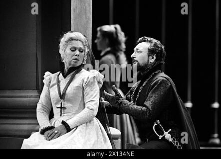 Vienne le 7 octobre 1989 : Nouvelle mise en scène de l'opéra 'Don Carlos', mis en scène par Pier Luigi Pizzi à l'Opéra d'État de Vienne. Sur l'image : Mirella Freni dans le rôle d'Elisabeth von Valois et Renato Bruson dans celui de Rodrigo, marquis de posa. - 19891002 PD0008 - Rechteinfo : droits gérés (RM) Banque D'Images