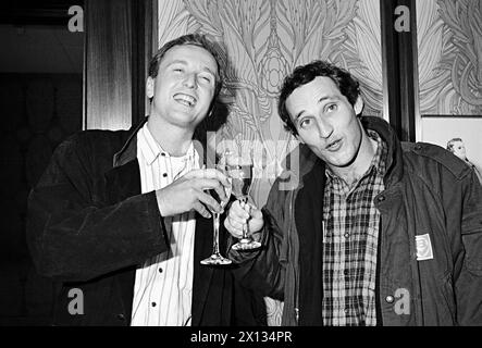 Vienne le 7 octobre 1989 : arrivée des 'Austronautes' à Vienne après leurs tests électoraux à Moscou. Dans l'image : les choisis Dipl. Ing Franz Viehboeck (à droite) et Dr Clemens Lothaller. - 19891007 PD0015 - Rechteinfo : droits gérés (RM) Banque D'Images