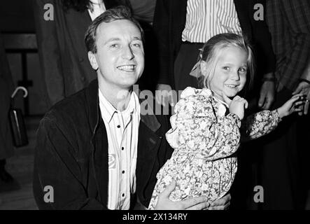 Vienne le 7 octobre 1989 : arrivée des 'Austronautes' à Vienne après leurs tests électoraux à Moscou. Sur la photo : Dr Clemens Lothaller et sa petite sœur Sophie (5). - 19891007 PD0016 - Rechteinfo : droits gérés (RM) Banque D'Images