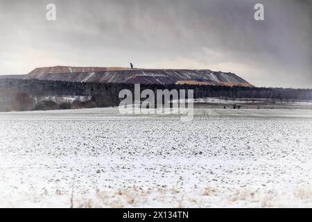 Décharge et champ de déchets miniers en hiver en Allemagne. Banque D'Images