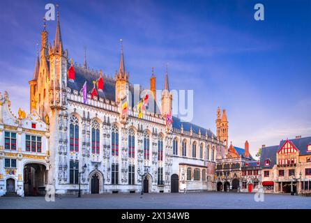 Bruges, Belgique. De Burg, magnifique aquare médiéval, paysage urbain de la région historique de Flandre. Banque D'Images