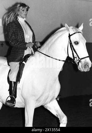 Vienne le 6 janvier 1990 : Bo Derek a visité l'école d'équitation espagnole lors de sa visite de promotion en Autriche, où elle a présenté son nouveau film "Ghosts Can't Do It". Sur l'image : Derek sur le dos du haras Lippizaner 'Conversano Sagana'. - 19900106 PD0004 - Rechteinfo : droits gérés (RM) Banque D'Images