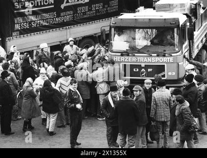 Klausenburg le 15 janvier 1990 : le peuple roumain reçoit un camion de 50 tonnes avec des marchandises d'aide du Parti populaire autrichien (OEVP). - 19900115 PD0007 - Rechteinfo : droits gérés (RM) Banque D'Images