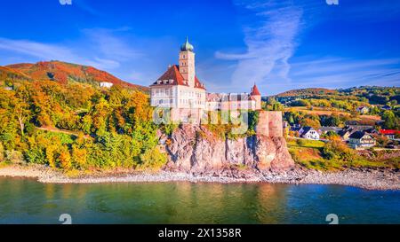 Vallée de la Wachau, Autriche. Schonbuhel an der Donau, au-dessus du Danube dans la romantique lumière du soleil d'automne, basse-Autriche. Banque D'Images