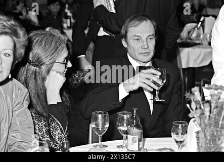 Vienne le 17 février 1990 : L'acteur Klaus Maria Brandauer a reçu l'ordre du Carnaval 'Lieber Augustin'. - 19900217 PD0009 - Rechteinfo : droits gérés (RM) Banque D'Images