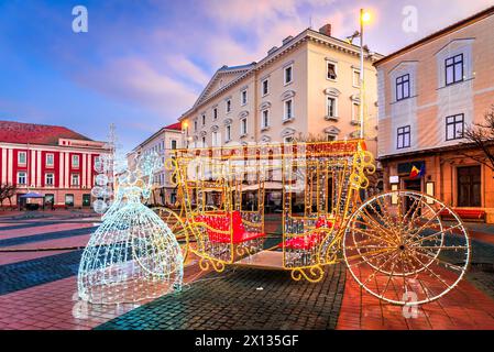 Timisoara, Roumanie. Décorations de Noël sur Liberty Square. Belle ville à Banat, capitale européenne de la culture en 2023. Banque D'Images