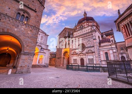 Bergame, Italie. Capela Colleoni et petite Piazza Duomo, lumières du matin. Citta Alta belle lumière du jour. Banque D'Images