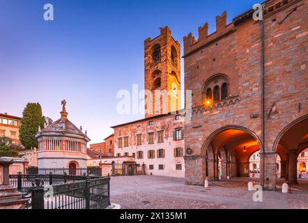 Bergame, Italie. Piazza Duomo Bergamo Alta et Campanone. Citta Alta au crépuscule, belle ville historique en Lombardie. Banque D'Images