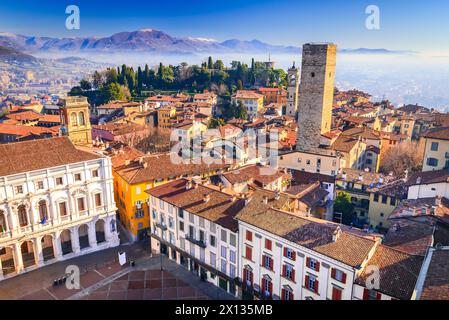 Bergame, Italie. Piazza Vecchia et Torre del Gombito vue depuis Campanone. Citta Alta belle lumière du jour. Banque D'Images