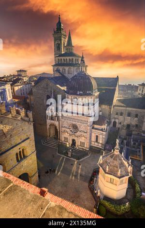 Bergame, Italie Piazza Duomo Bergamo Alta et Campanone. Citta Alta au crépuscule, belle ville historique en Lombardie. Banque D'Images